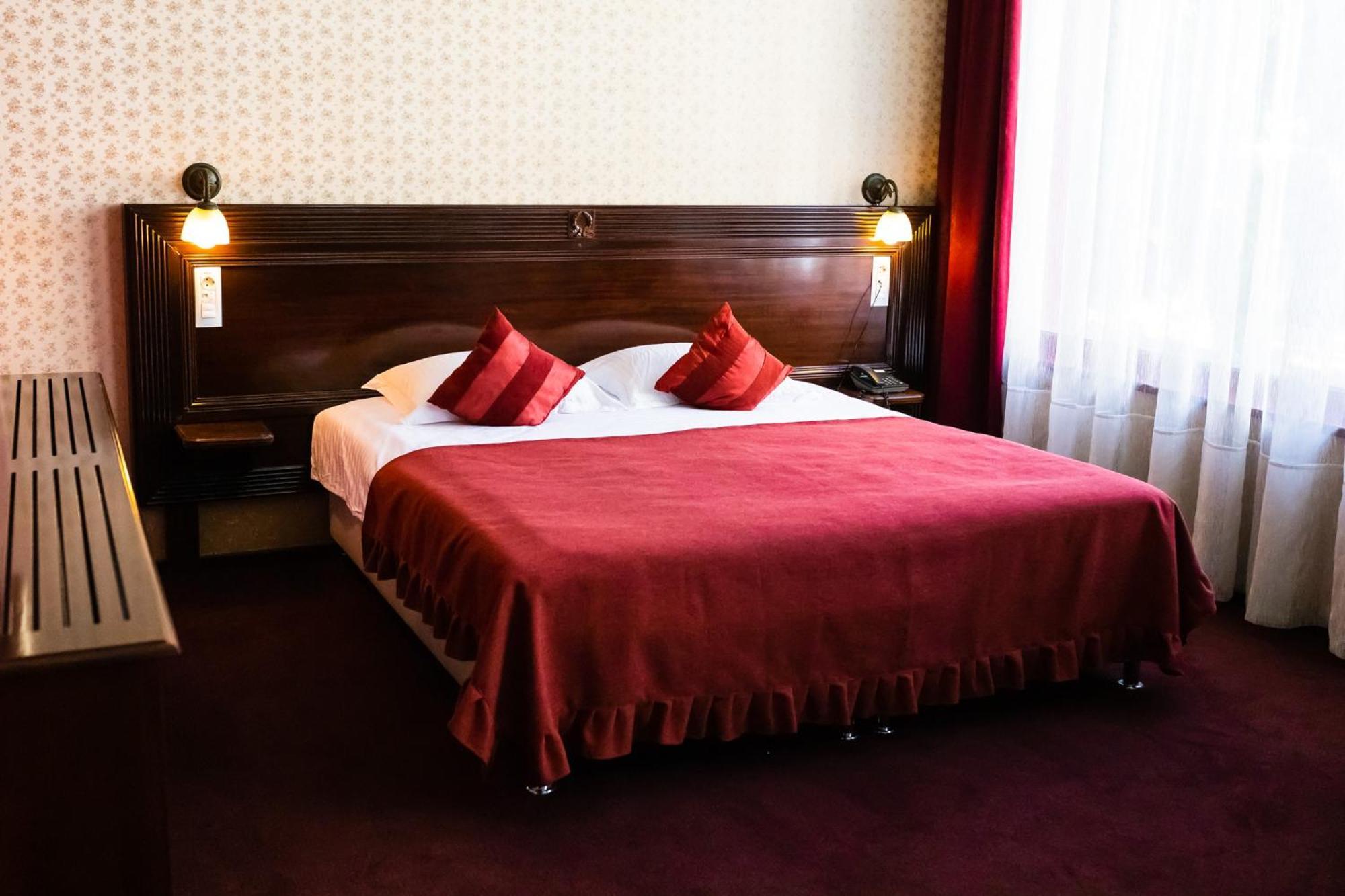 Daily Plaza Hotel Сучава Экстерьер фото